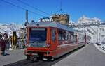 Der Gornergrat mal ohne Toblerone, daf�r mit dem Dent Blanche: Am 10.05.2024 wartet ein Bhe 4/6-Doppel, vorne der Bhe 4/6 3084, auf Fahrg�ste nach Zermatt