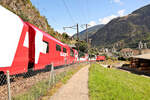 An der Matterhorn-Gotthard Bahn MGB: Abstieg des Glacier Express (Lok 102) hinunter nach Stalden.