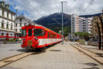 Steuerwagen voraus (ABt 4153, Typ SIG1 Baujahr 1972) erreicht der Regionalzug von Andermatt nach Visp der Matterhorn-Gotthard-Bahn (MGB) am 25.05.2023 den Bahnhof (Vorplatz) Brig.
