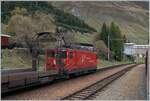 Noch einmal die MGB Ge 4/4 81, die auf der westlichen Seite ein Walliser Wappen tr�gt. Der Autozug befindet sich bei der einfahrt in Realp und ich konnte ihn aus dem nach Oberwald verkehrenden Regionalzug aus fotografieren, da dieser bereits in Realp abgefahten im Vorbahnhof auf den Autotunnelzug warten muss, bevor die Fahrt in den einspurigen Furka-Tunnel (mit zwei Ausweichgeleisen) weiter geht. 

19. Oktober 2023