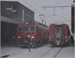 Es schneit, es windet! Andermatt mit Zügen von und nach Disentis.
