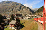 Matterhorn-Gotthard Bahn MGB: Was entsteht eigentlich da in Andermatt? Es sieht ziemlich grössenwahnsinnig aus. Einfahrt des Zuges vom Oberalppass her in Andermatt hinter HGe4/4 105. 21.September 2022  