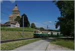 Der BAM BCFe 4/4 N° 2 mit einem historischen Reisezug kurz vor der Haltestelle Vufflens le Château.