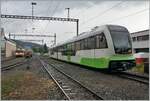 Der neue TransN ABe 4/8 N° 9 seht in Les Ponts de Martel, während für den Planverkehr zu diesem Zeitpunkt (noch) die beiden BDe 4/4 6 und 8 im Einsatz stehen, Links im Bild ist der