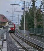 In der Gegenrichtung ist der Meterspurige TPF Be 2/4 - B - ABe 2/4 N° 105 kurz nach Bulle auf dem Dreischienen Gleis auf der Fahrt  in Richtung Montbovon.

22. Dez. 2022