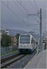 Der Meterspurige TPF ABe 2/4 - B - Be 2/4 N° 106 ist kurz vor Bulle auf dem Dreischienen Gleis auf der Fahrt nach Palézieux. 

22. Dez. 2022