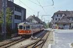 Zum Vergleich zu den beiden vorherigen Aufnahmen ein Bild vom Mai 1980: Mit dem führenden Steuerwagen Bt 23 trifft ein unbekannter Be 4/4 in Ins Dorf ein.
