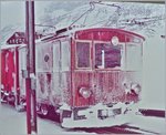 Kein gutes, aber ein altes (110 Film) Bild: Die vom harter Winter gekennzeichnete JB (Jungfraubahn) He 2/2 N° 9 steht mit dem Xrot 51 (?) im Bahnhof Kleine Scheidegg.