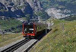 Der neuen Jungfraubahnzug Bhe 4/8 222 n�hert sich der Station Eigergletscher.