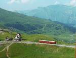 Jungfraubahn, Rowan-Komposition mit Lok 6 und ihren Wagen 22 und 21 beim Aufstieg in Fallboden, mit Blick ins Grindelwaldner Tal. 5.August 1975  