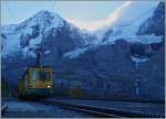 Kurz nach 10 Uhr versperren die m�chtigen Berge der Jungfrauregion der Sonne noch den Weg zur Station Wengeneralp.