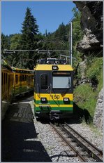 Das Trasse der WAB ist eng an die steile, felsige Landschaft geschmiegt und doch bleibt etwas oberhalb von Lauterbrunnen Platz f�r eine Kreuzungsstation, welche hier von einem Berg- und einem Talw�rts