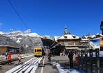 Die friedliche Atmosphäre am Bahnhof Wengen unter tiefblauem Himmel aber ohne Touristenscharen am 29.April 2017.
