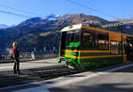 Der neue Steuerwagen BDt 254 in herbstlicher Atmosphäre mit etwas Schnee auf den Bergspitzen.