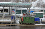  Aus dem Leben der Wengernalpbahn Lok 54 : Jetzt überlässt die Lok die Rangieraufgaben der Schwesterlok 52 und wartet still und schneebedeckt im Hintergrund, Lauterbrunnen, 14.Dezember 2020 