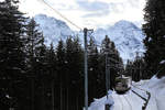 Etwas unterhalb Mürren fährt BLM-Triebwagen 23 der Endstation entgegen.