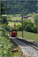 Eine SPB HGe 2/2 hat Wilderswill verlassen und schiebt nun ihren Zug Berwärts.