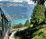 Schynige Platte Bahn: Lok 63 im Abstieg unterhalb Breitlauenen mit Blick auf den Brienzersee.