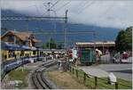 Blick auf den Bahnhof von Wilderswil bei der Einfahrt des R61/62 von Lauterbrunnen/Grindelwald - Interlaken Ost mit der Schynige Platte Strecke rechts im Bild und dem schmucken Empfangsgebäude links. 

8. August. 2024