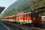 Gep�cktriebwagen zb De 110 001-5, ex SBB Br�nig Deh 4/6 906, ex SBB Fhe 4/6, steht am 02.10.2011 in Interlaken Ost mit einem Regionalzug (IR) zur Abfahrt nach Meiringen bereit.