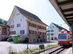 Bahnhof Hölstein mit dem Gasthaus zum Rössli.