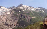 Erschreckende Bilder: Als ich am 28.Juli 1975 die Furka Passstrecke befuhr (hinter FO Triebwagen 53), da war der Rhonegletscher, zwar nicht mehr in seiner alten Pracht, aber immerhin noch zu sehen.