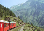 Aufstieg von Oberwald auf die Furka Bergstrecke, damals: Triebwagen FO 53, der erste Wagen ist FO B 4253.