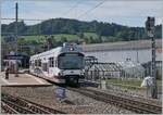 Gontenschwil - die WSB gestern, die AVA heute; ein AVA ABe 4/8  Diamat  auf der Fahrt von Aarau nach Menziken beim Halt in Gontenschwil. 

26. Aug. 2022