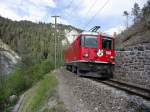 Ge 4/4 II 620 'Zernez' fährt mit RE 1244 von Scuol-Tarasp nach Disentis/Mustér am 30.04.2011 durch die Rheinschlucht und erreicht in Kürze die Station Valendas-Sagogn.