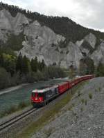 Kurz nach der Abfahrt in der Station Versam-Safien nähert sich Ge 4/4 II 627 'Reichenau Tamins' am 12.10.2014 mit dem von Scuol-Tarasp kommenden RE 1244 dem Ziel Disentis/Mustér.