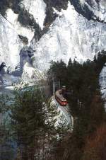 In der Ruinaulta ist im April 1996 eine unbekannte Ge 4/4 II in Richtung Disentis unterwegs