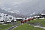 Aus Disentis-Muster kommend fährt die Ge 4/4 II 615  Klosters  am 02.04.2022 in Sumvitg-Cumpadials ein