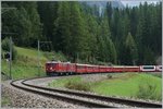 Die RhB Ge 4/4 602 und 603 mit dem Albulaschnellzug 1145 von Chur nach St.Moritz, welcher zusätzlich noch die GEX 900 Wagengruppe von Zermatt mit führt oberhalb von Bergün / Bravuogn.