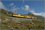 Im klassischen Bernina-Bahn-Gelb zeigen sich die beiden ABe 4/4 N� 30 und 35 mit zwei B2 auf der Fahrt Richtung Norden kurz von Bernina Ospizio.