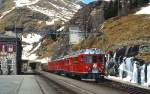 Mit zwei Holzwagen treffen der ABe 4/4 II 46 und ein weiterer ABe 4/4 II im April 1996 in der Station Alp Gr�m ein.