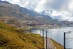 Geführt von dem RhB ALLEGRA-Zweispannungstriebzug ABe 8/12 – 3511  Otto Barblan  erreicht der RhB-Regionalzug nach St. Moritz am 06.09.2021 bald, dem höchsten Punkt der Berninabahn, Ospizio Bernina.