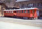 Sernftalbahn, die beiden zweiachsigen Personenwagen 14 und 15 in Schwanden, 13.April 1967.