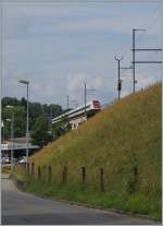Ein ICN Richtung Westschweiz hat Grenchen Nord verlassen und fährt nun über den Mösliviadukt, mit 285 Meter länge eine der längsten aller BLS Brücken.