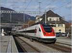 Ein ICN beim Halt in Basel beim Halt in Grenchen Nord; das Bahnhofsgebaäude zeigt sich im typischen BLS Still, gehört doch die Strecke Lengnau - Moutier (MLB) zur BLS.