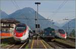 W�hrend der SBB RABe 503 als EC 323 von Gen�ve nach Rho Fiera Milano Expo auf die Abfahrt wartet, verl�sst der ETR 610 als EC 51 von Basel SBB nach Milano Centrale Domodossola.