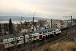 Eine S8 nach Päffikon SZ fährt in Thalwil von der Seestrecke mit Halt an allen Stationen her ein. Triebzug 514 026. 6.Februar 2023  