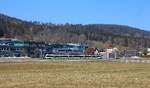 Le Crêt-du-Locle: Der SBB-TransN-Zug 523 075 vor der kleinen Station, die wie aus einer anderen Welt zu stammen scheint.