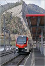 In Sembrancher wartet neue RABe 533 701 als R82 26318 auf die Abfahrt (10:34) nach Orsières.