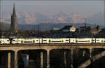 Mit Peter unterwegs in Bern - 

Ein Stadler Kiss der BLS auf dem Lorrainviadukt in Bern.

Über dem Zweig links der Bildmitte das Grosshorn, rechts folgt das Breithorn und Gspaltenhorn.

07.03.2025 

