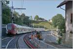 Zwei TPF RABe 527 mit dem RABe 527 197 am Schluss verlassen den Bahnhof Broc Fabrique in Richtung Bulle. Während von Broc Village bereits seit dem Fahrplanwechsel 2022/23 Normalspurzüge nach Bern und Düdingen verkehren, ist heute der erste Betriebstag der Normalspurzüge ab Broc Fabrique.

24. Aug. 2023