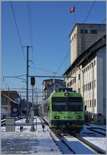 Ein BLS RABe 565 erreicht den Bahnhof Lützelflüh-Goldbach.