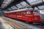 Der RAe 4/8 1021  roter Pfeil Churchill  stand am 06.06.2015 im Z�rcher Hauptbahnhof zu einer  Kulturreise  bereit, es war ein echtes Highlight im HB Z�rich.