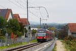 Die beiden Be 2/6 506 und 504 fahren am 11.10.2025 die Steigung von Ins Bahnhof nach Ins Dorf hinauf