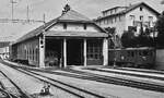 Die CJ-Remise in Tramelan im Sommer 1997, rechts der BDe 4/4 621, ein Umbau aus dem ex-BTI BDe 4/4 5