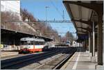 Während der BDe 4/4 N° 3 auf die baldige Abfahrt nach Les Brenets wartet erreicht im Hintergrund der SNCF X 76716 von La Chaux de Fonds nach Besançon Viotte den Bahnhof von Le Locle.